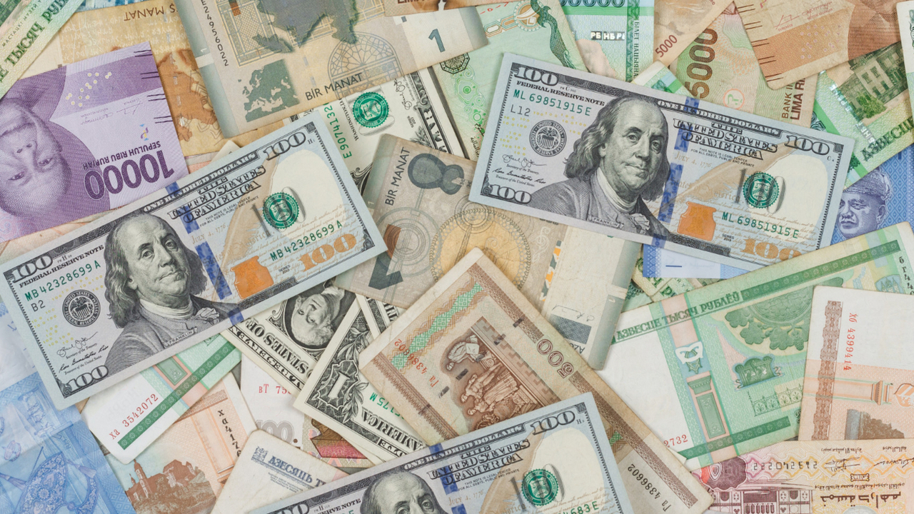 Экономист рассказал, в какие иностранные валюты можно вкладываться без опасений