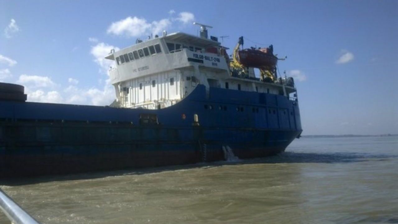 В Волго-Каспийском канале сняли с мели следовавший в Иран сухогруз