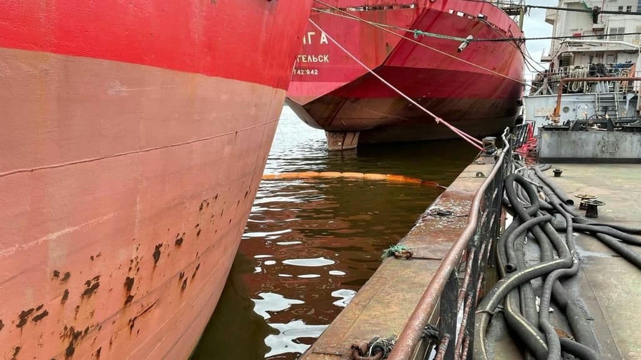 Разлив нефтепродуктов в порту Архангельска
