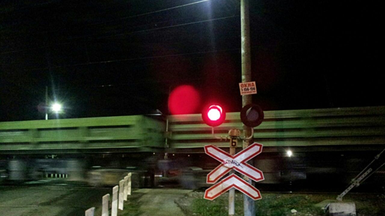 В Крыму четыре человека погибли при столкновении поезда с легковым автомобилем
