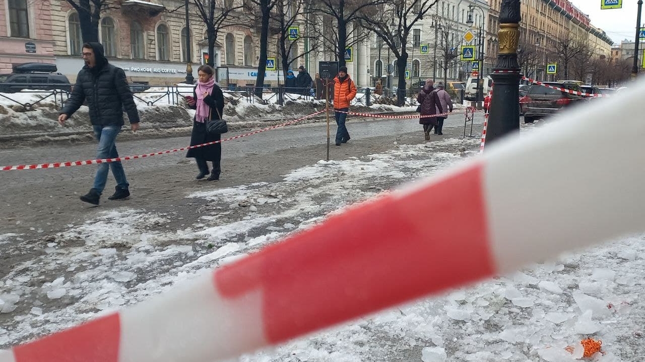 В Петербурге минус шесть, снегопад и гололедица