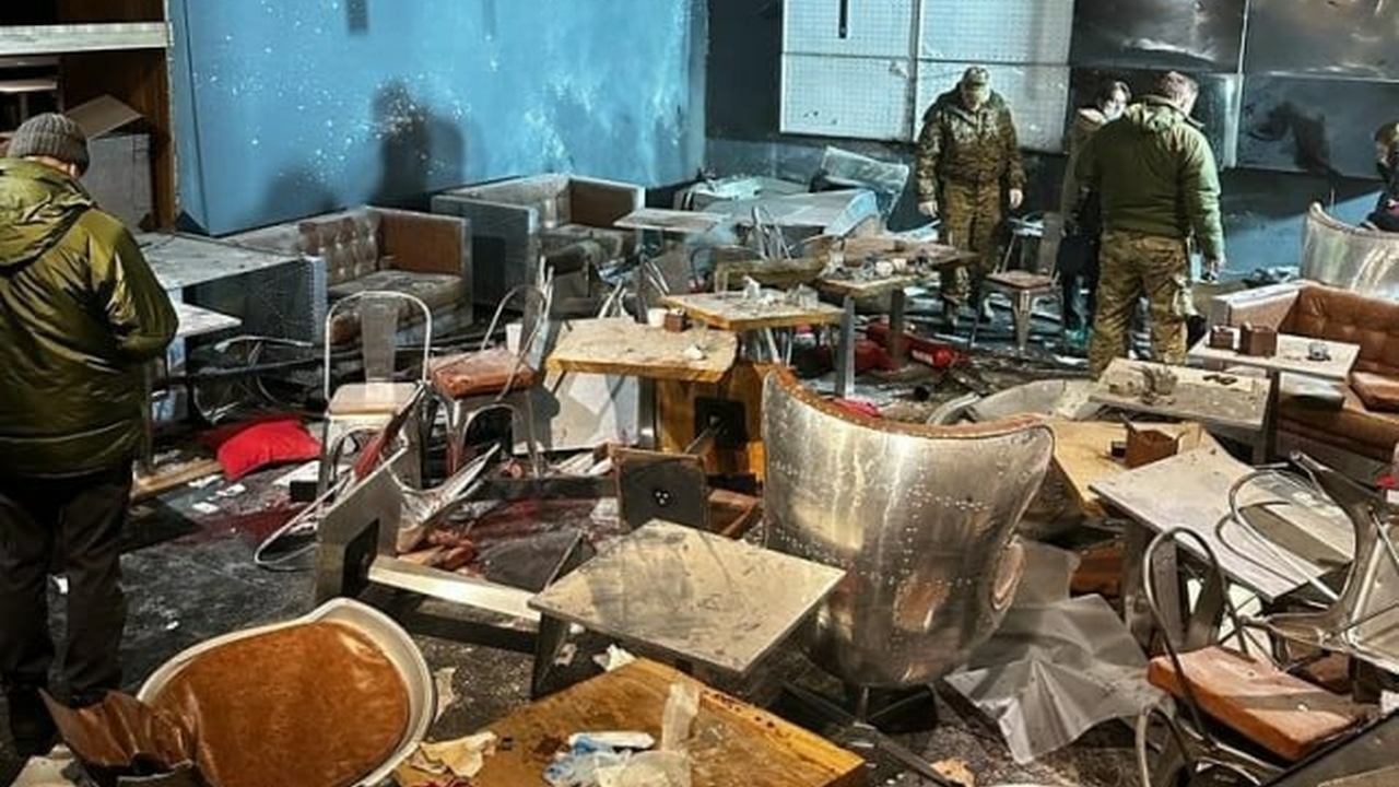 Число пострадавших при взрыве в кафе в Петербурге выросло до 25 (фото)