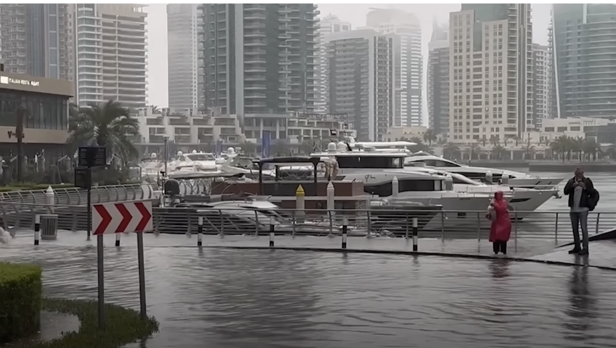 В Дубае проливные дожди затопили улицы, на время закрывался международный аэропорт