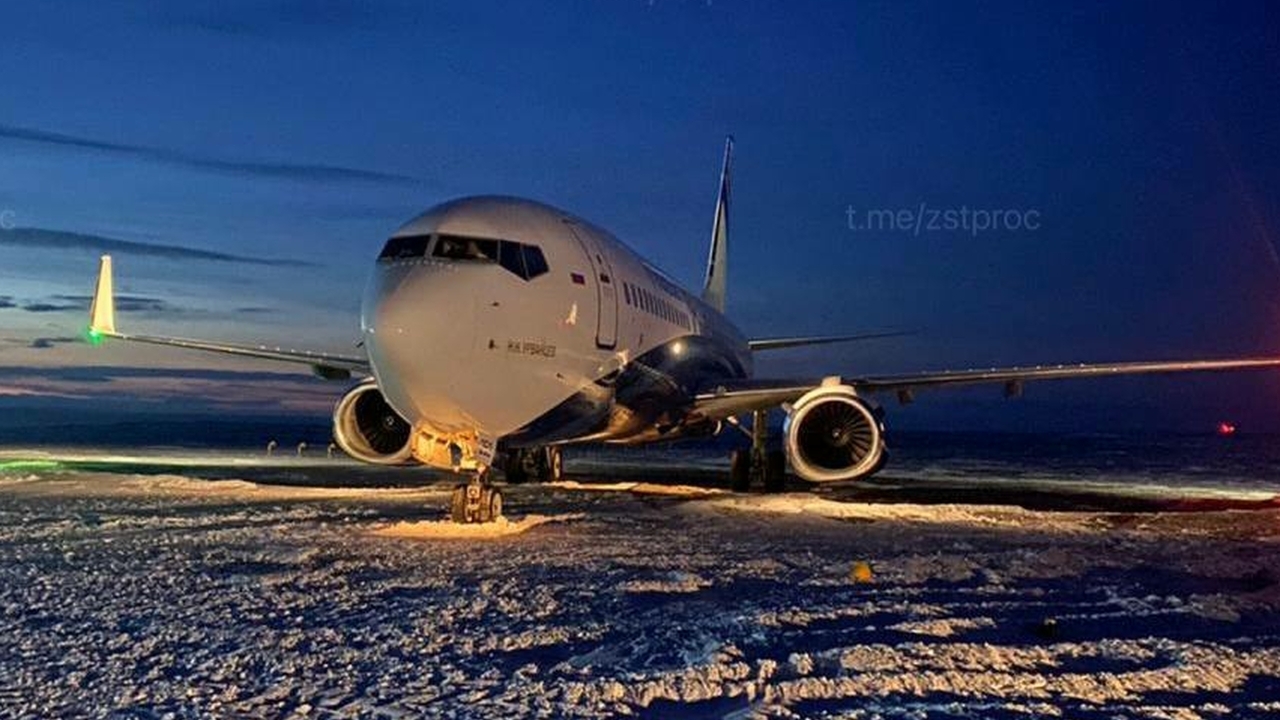 Пассажирский самолет выкатился за пределы ВПП в аэропорту Норильска
