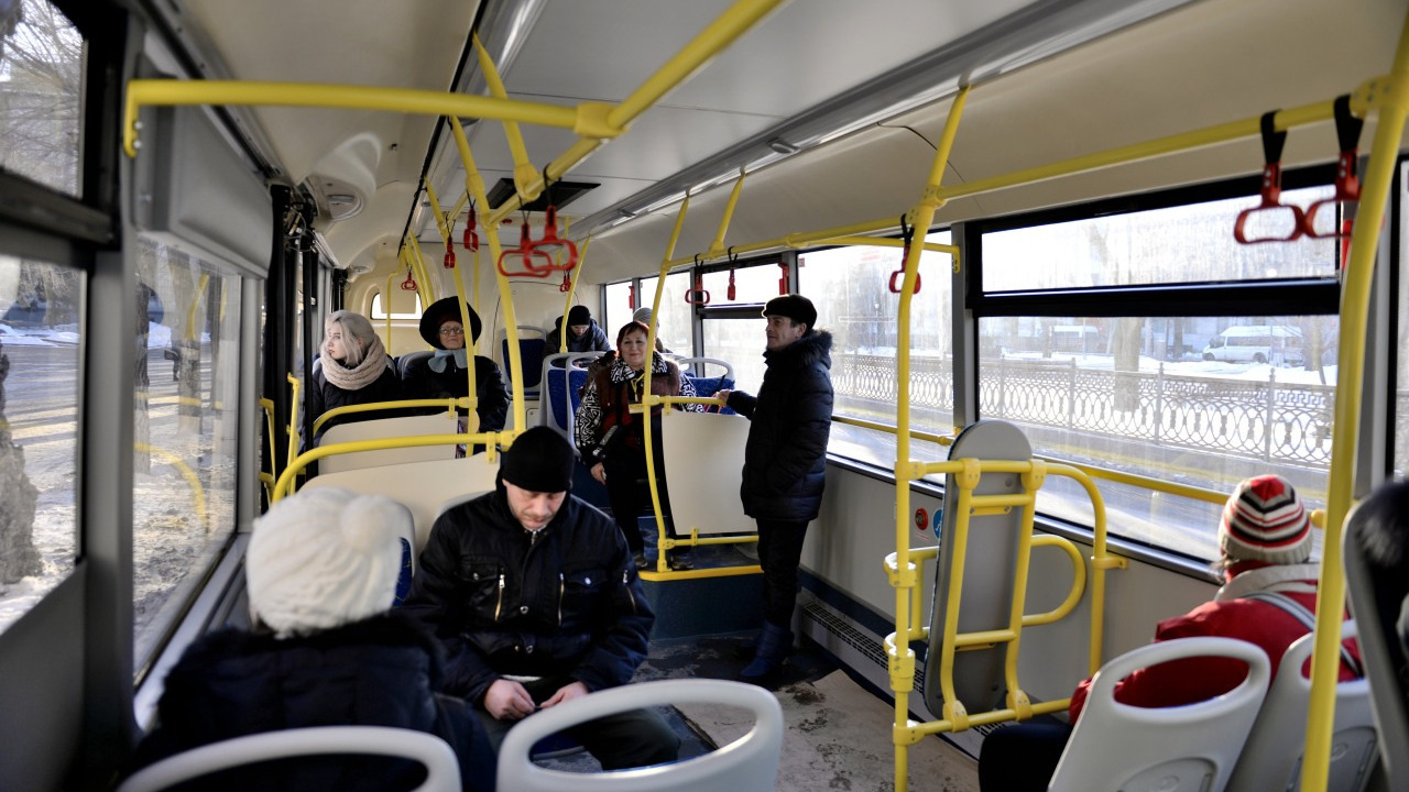В Москве автобус потерял управление и протаранил два автомобиля