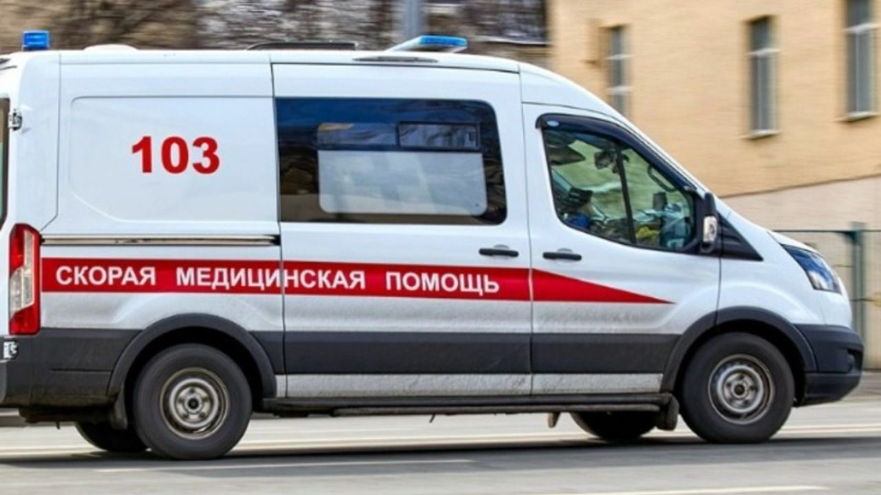 Голый мужчина выпал из окна высотки, убегая от полиции в Москве
