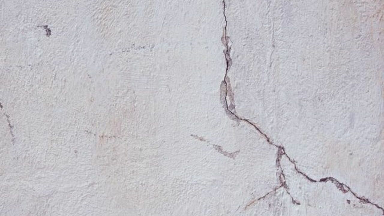 На Камчатке после землетрясения появились трещины в зданиях