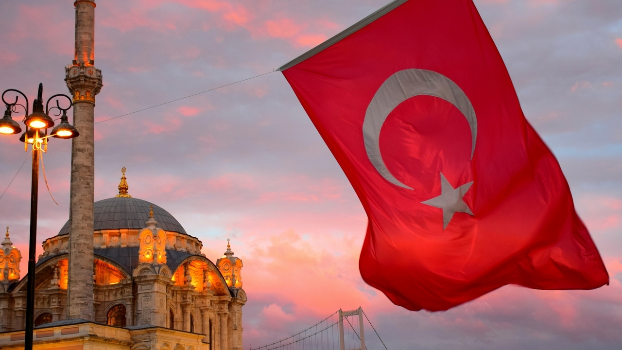Избирателям в Турции запретили заходить в кабины для голосования с телефонами