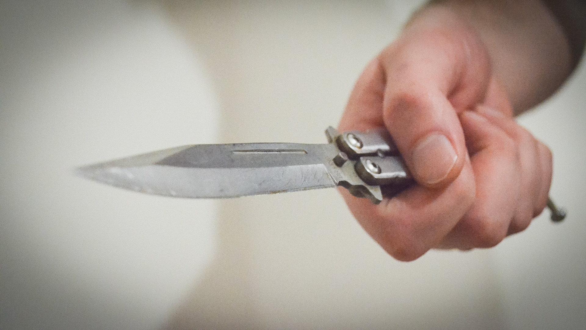 Житель Ленобласти напал с ножом на бывшую подругу и ее нового ухажера