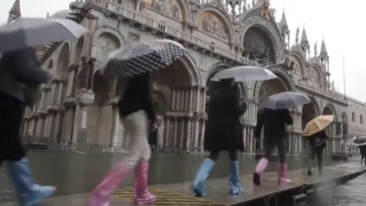 Экоактивисты заляпали грязью фасад собора Святого Марка в Венеции