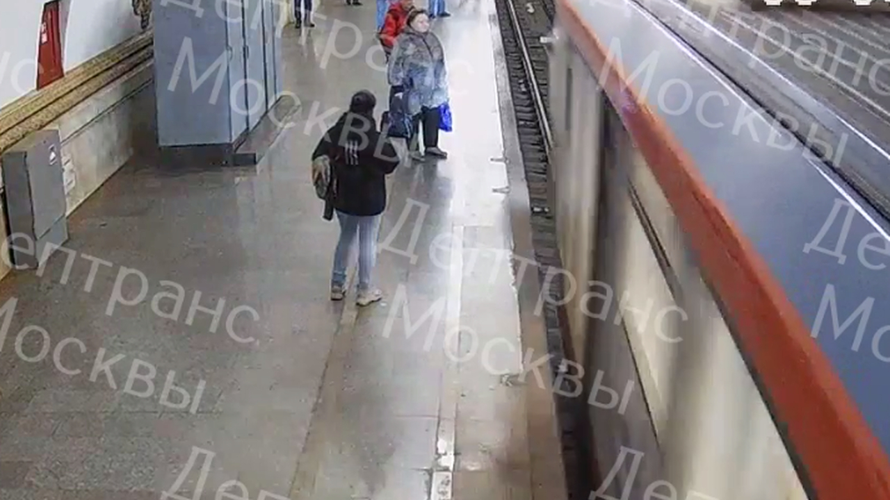 Мужчина намеренно столкнул подростка под поезд метро на станции «Киевская» в Москве