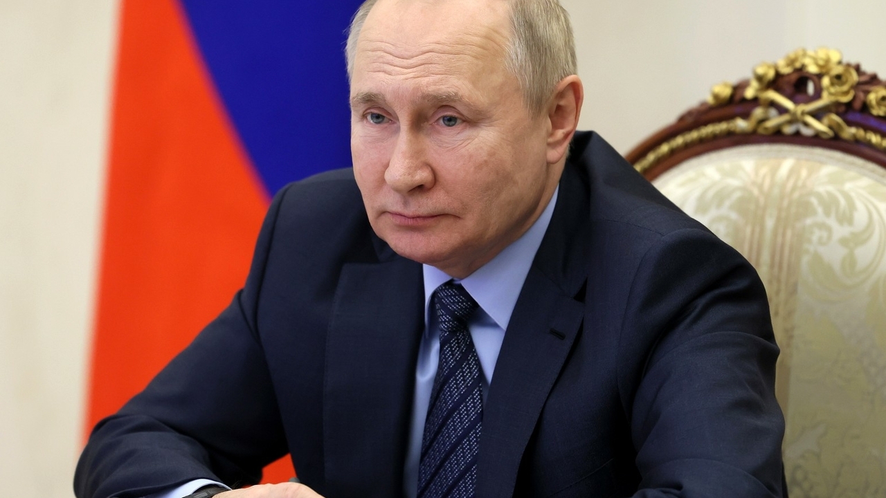 Историк Даниил Коцюбинский объяснит, как Владимиру Путину удалось удержать рейтинг национального лидера