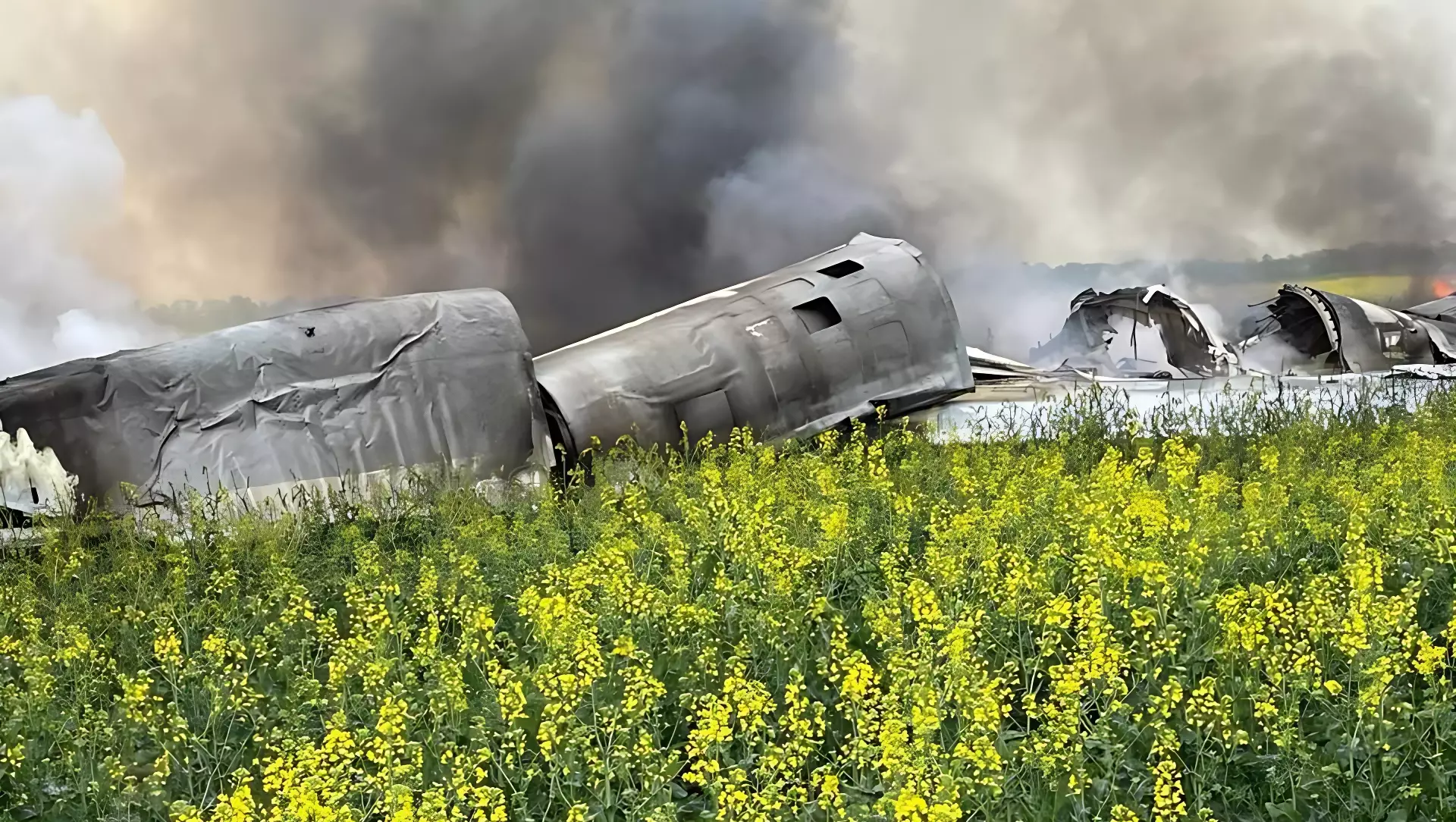 Военный самолет упал в поле в Ставропольском крае