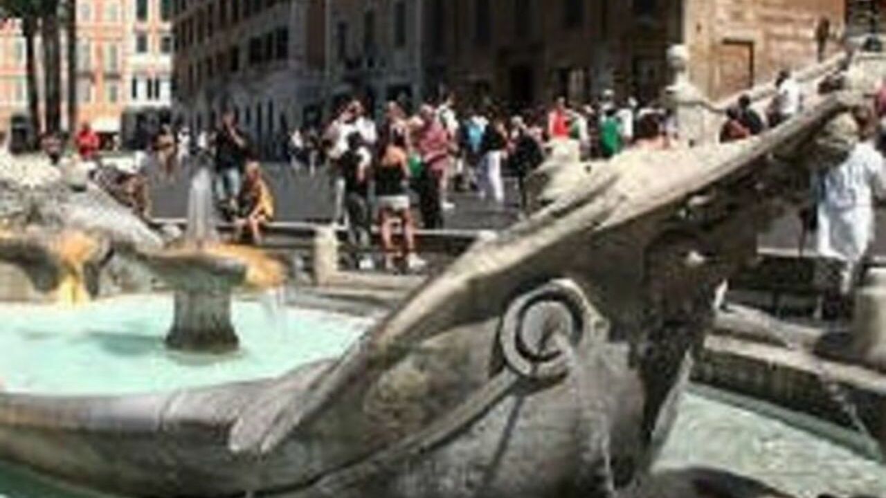 В Риме экоактивисты вылили черную краску в фонтан на площади Испании