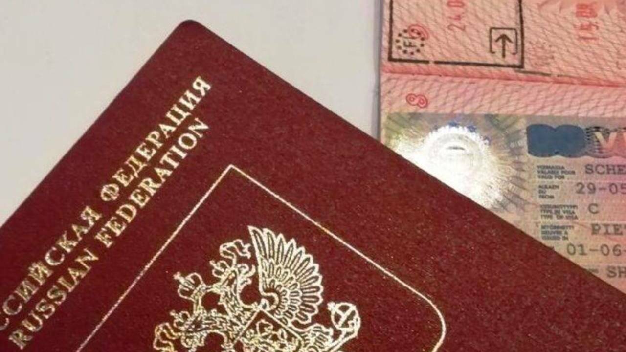 Российские пограничники получат право изымать загранпаспорта у россиян, которым запрещен выезд из страны
