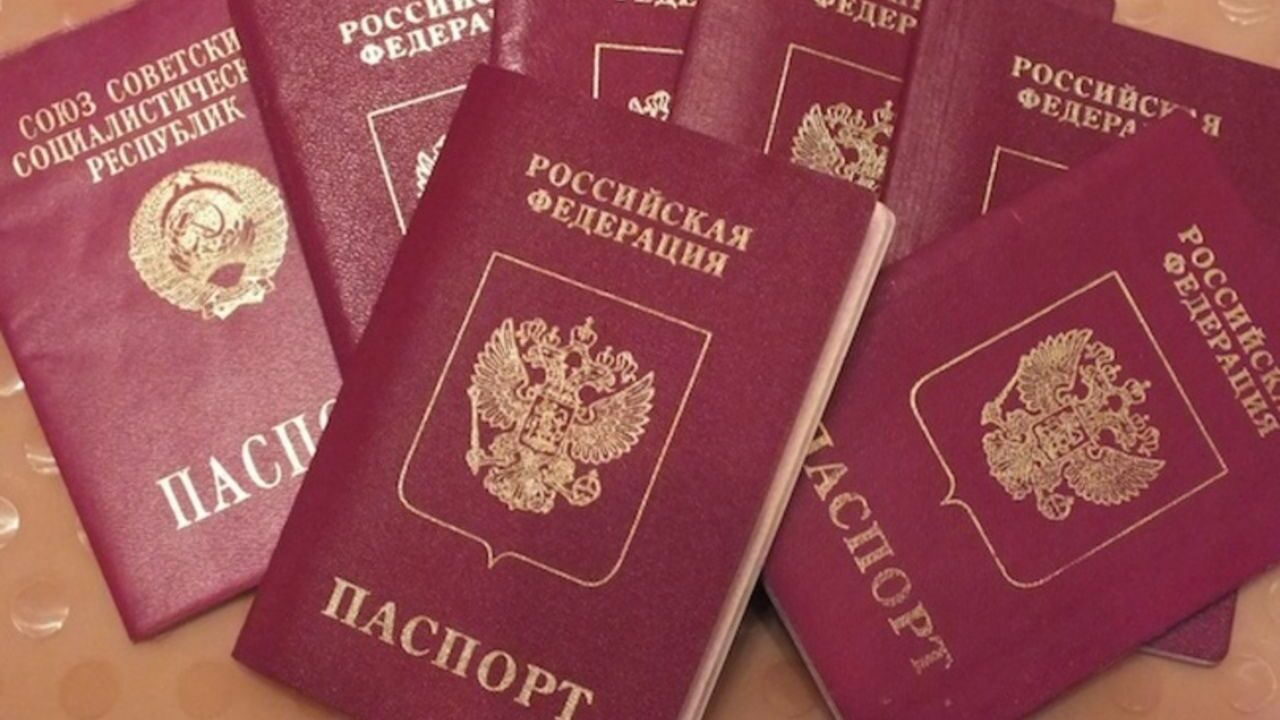 Песков подтвердил, что у части российских чиновников изымают загранпаспорта