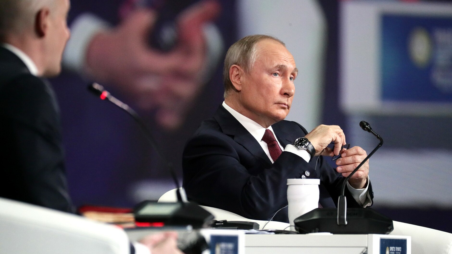 Президент Путин освободил Владимира Толстого от должности своего советника