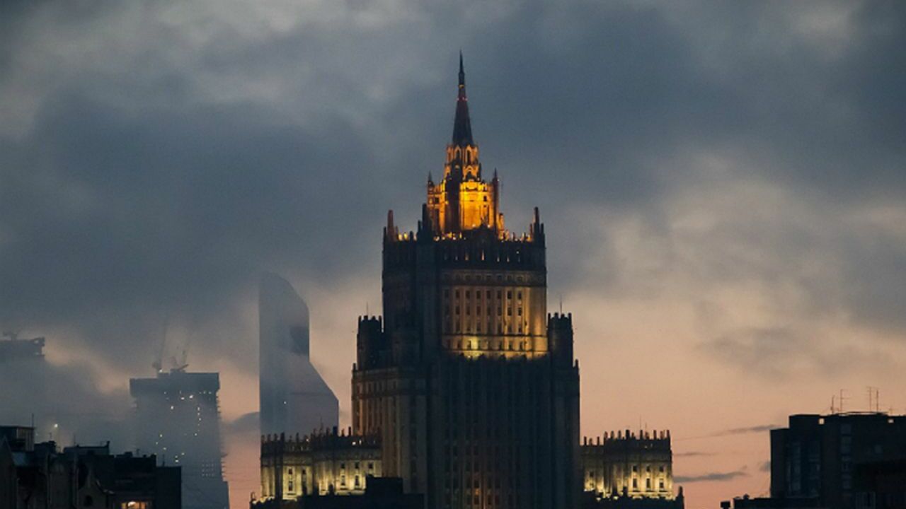 В МИД сообщили, что РФ и США обсуждают ДСНВ по закрытым каналам