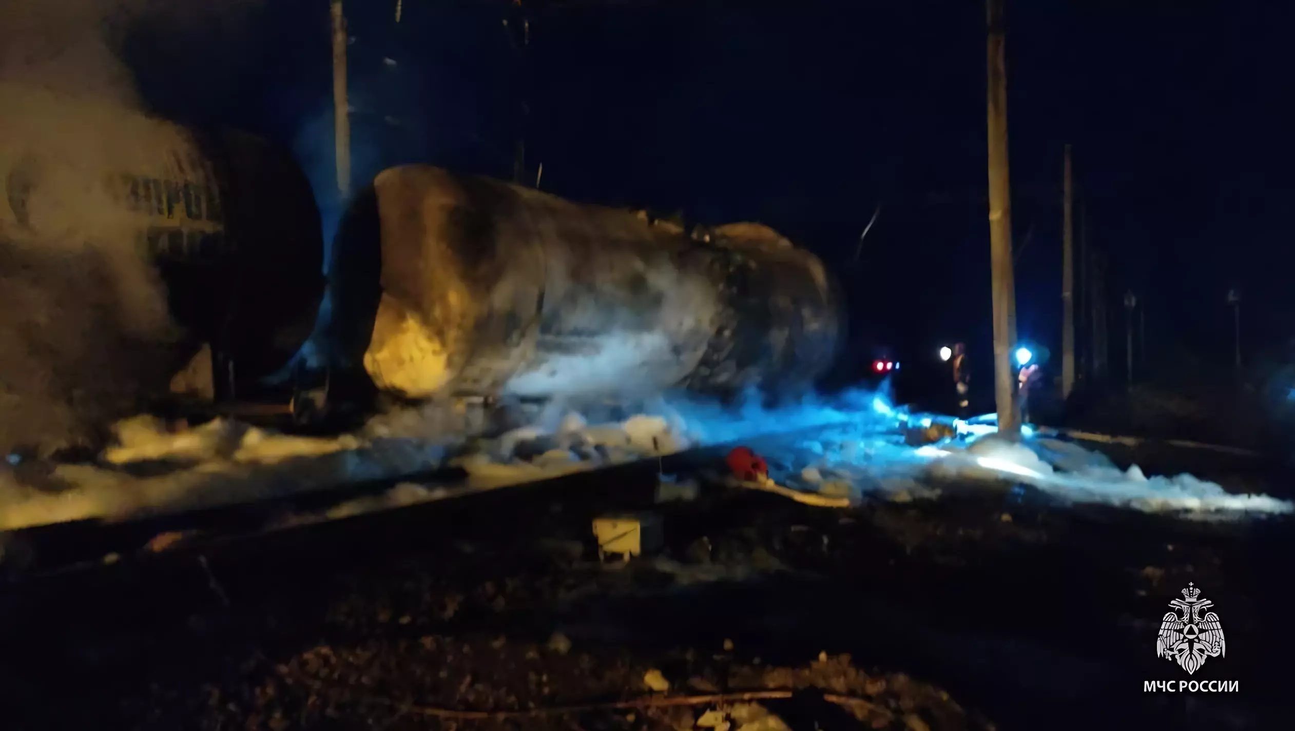 Цистерны грузового поезда с топливом горели в Ростовской области