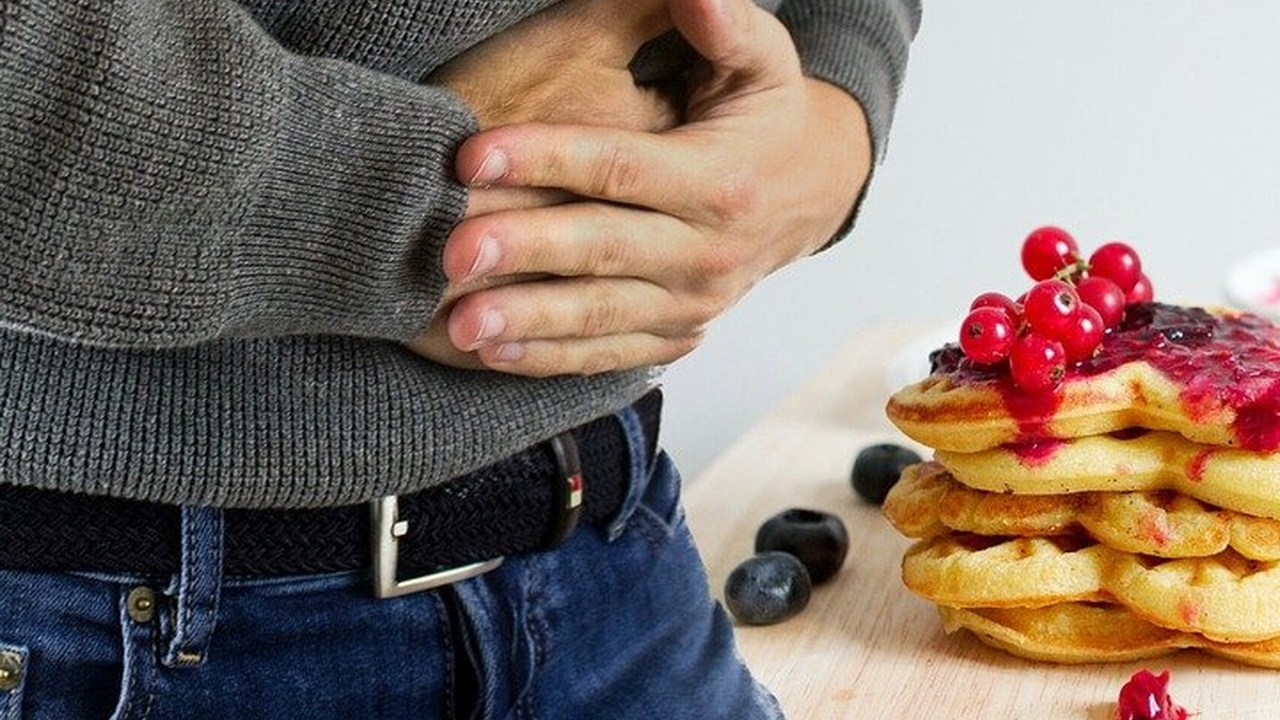 Роспотребнадзор назвал 10 пищевых привычек, которые делают нас старыми, толстыми и уставшими