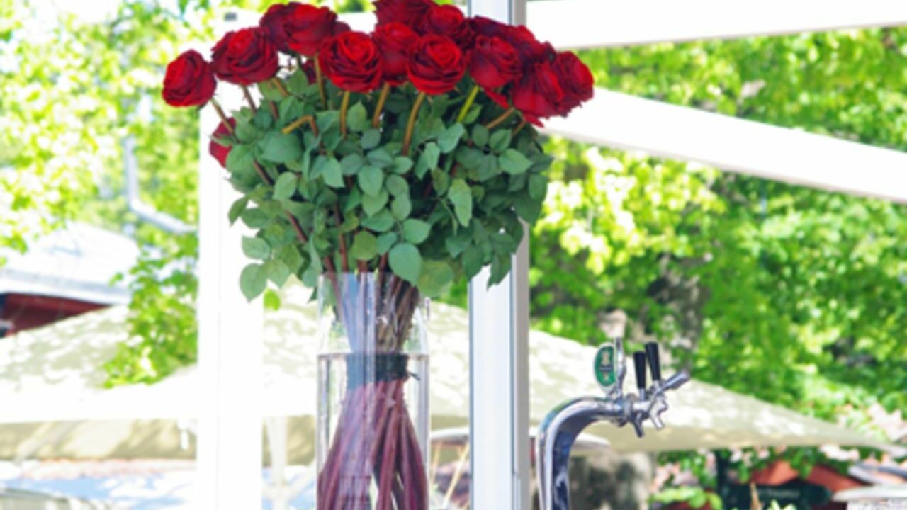 Флористы наконец рассказали, как сделать, чтобы цветы дольше стояли в вазе