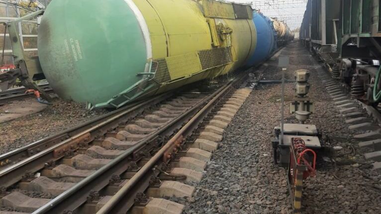 Грузовой поезд сошел с рельсов под Волгоградом из-за «вмешательства посторонних»