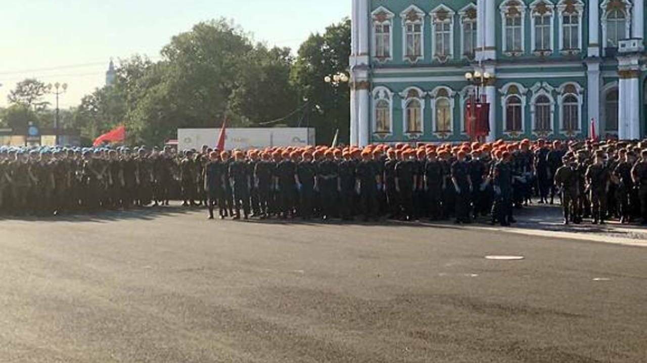 В Петербурге над Дворцовой площадью, где проходит репетиция парада Победы, заметили беспилотник