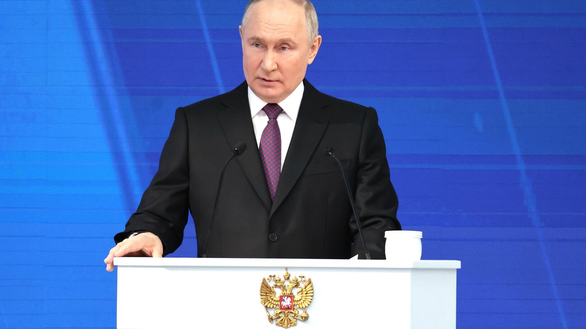 Миронов посчитал, сколько раз Путину аплодировали во время послания