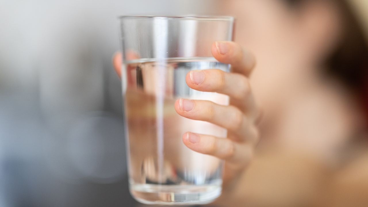 Биохимик разъяснила, можно ли пить воду во время еды