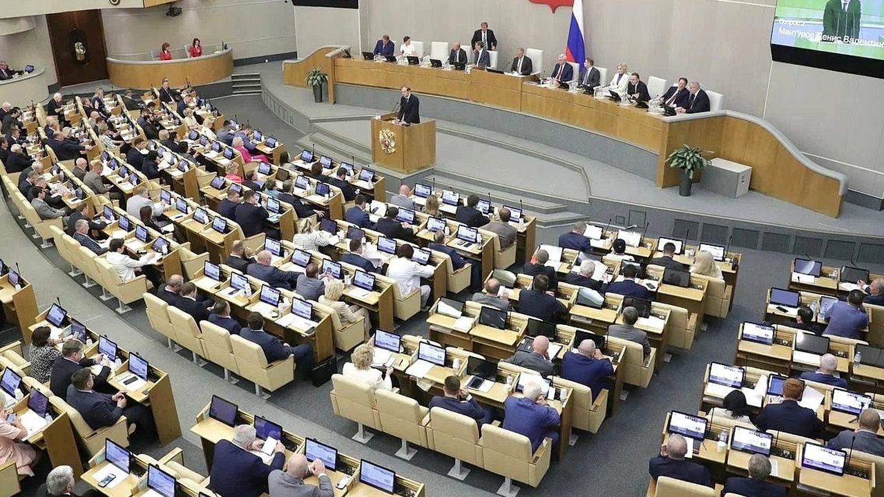 Госдума приняла закон о штрафах и аресте за оспаривающие границы России карты