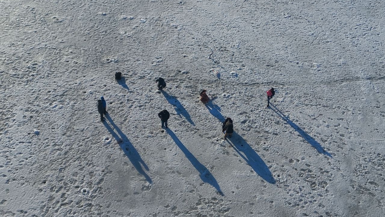 В Ленобласти около 50 рыбаков оказались на двух оторванных льдинах