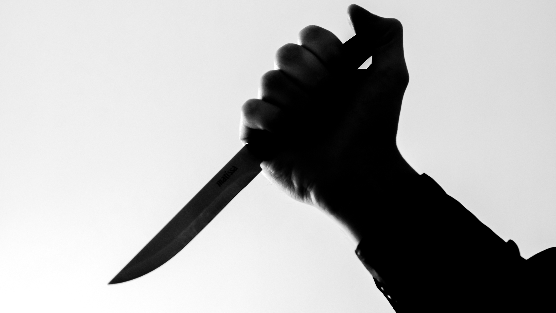 В Ленинградской области женщина и ее 14-летний сын порезали ножом иностранца