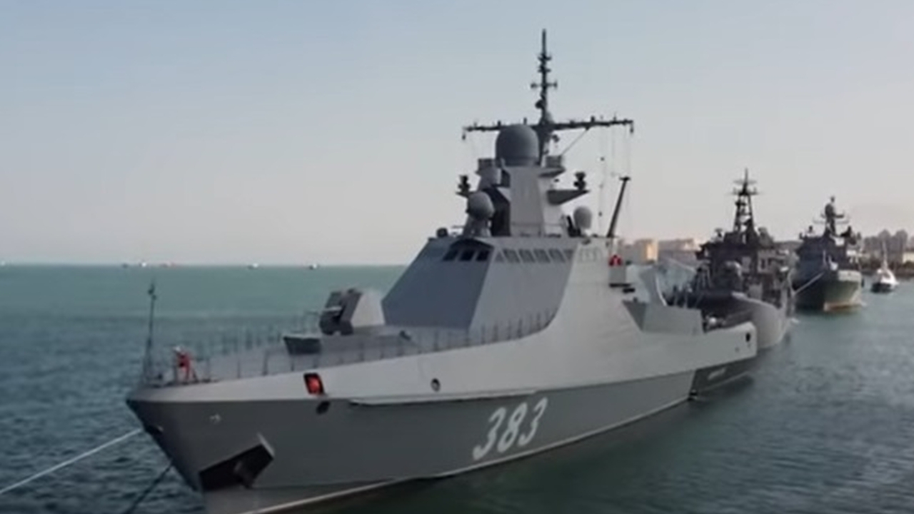 Минобороны: В Черном море надводные дроны пытались атаковать российский корабль