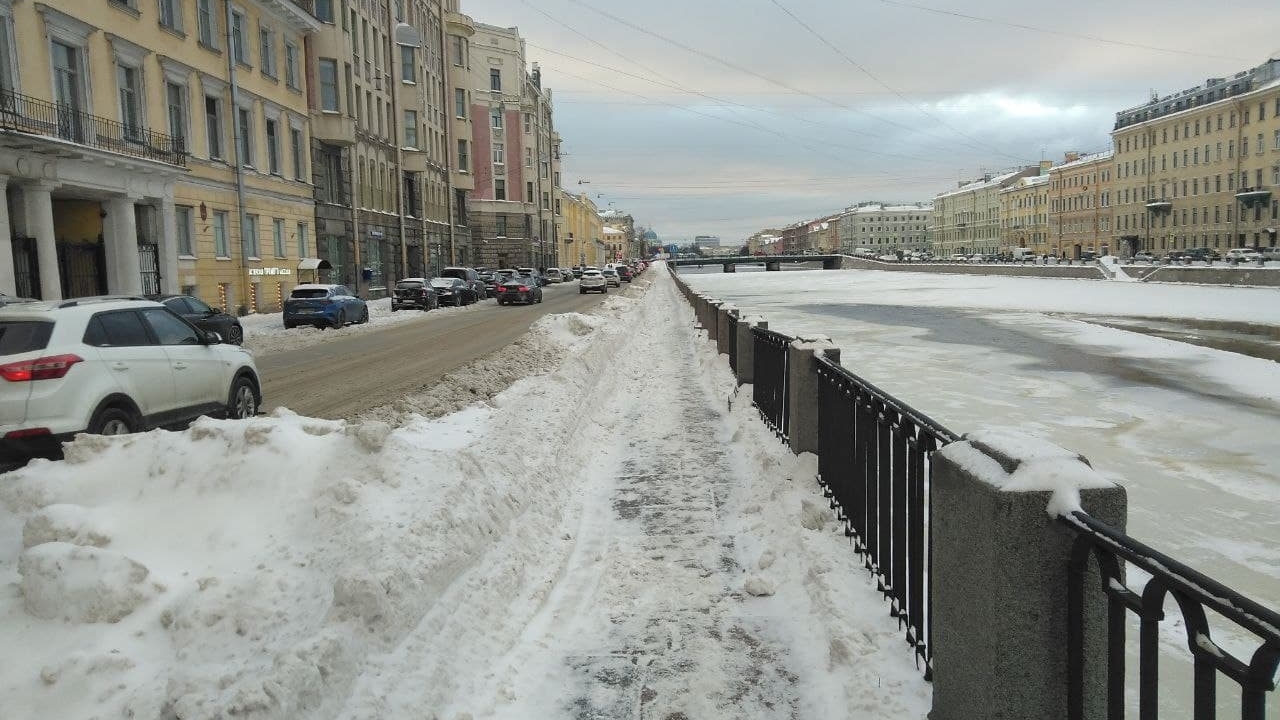 В Петербурге минус два и небольшой снег