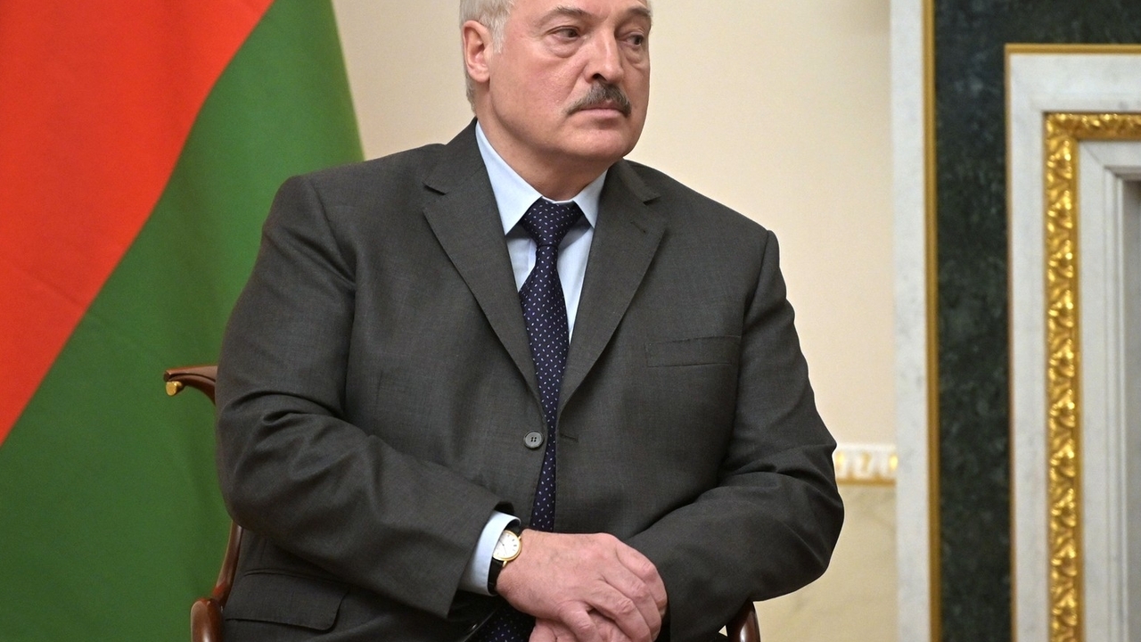 Лукашенко подарили гранатомет и карту Белорусии из серебра, золота и бриллиантов