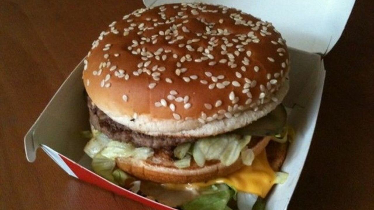 Кардиолог предупредил о риске инсульта от употребления гамбургеров