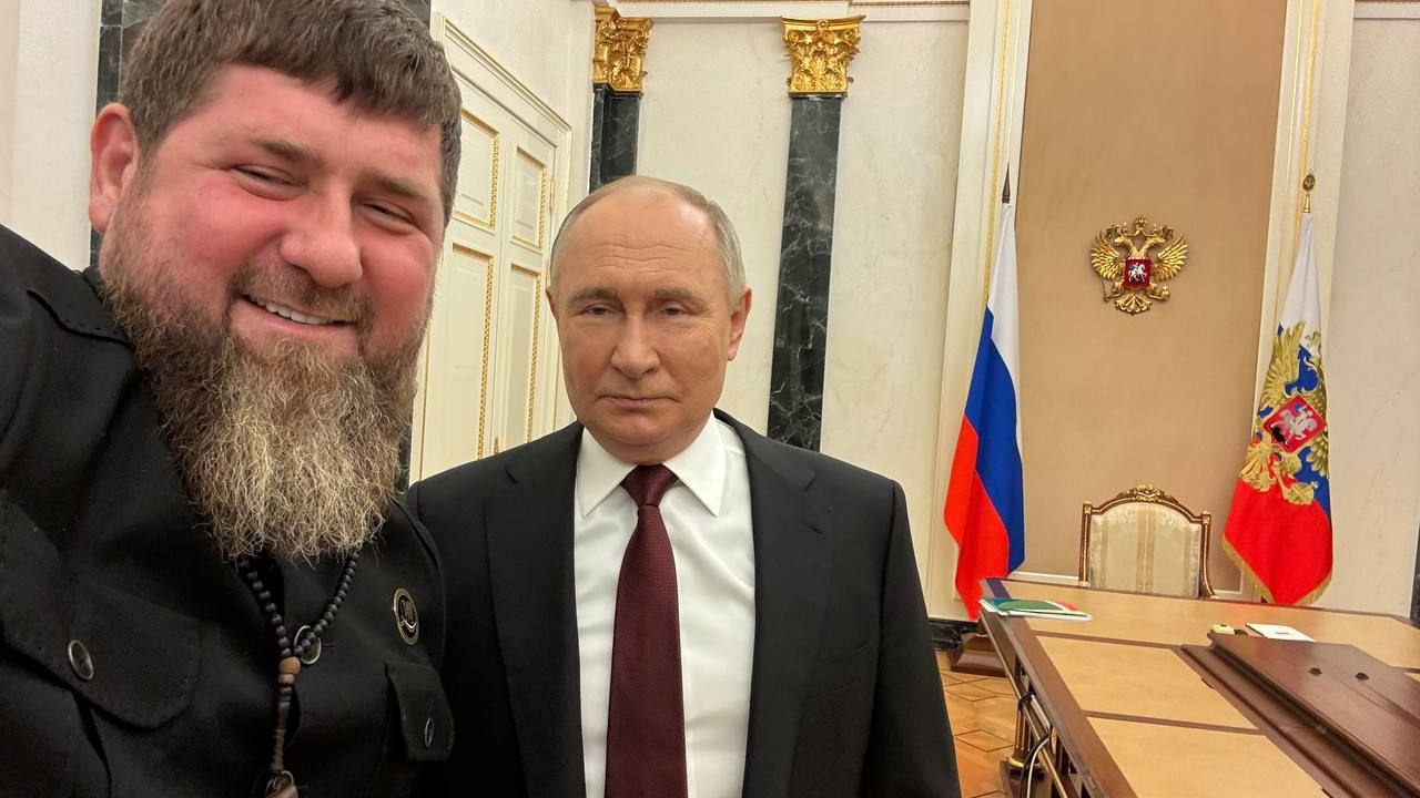 Кадыров поделился фото с Путиным со встречи в Кремле