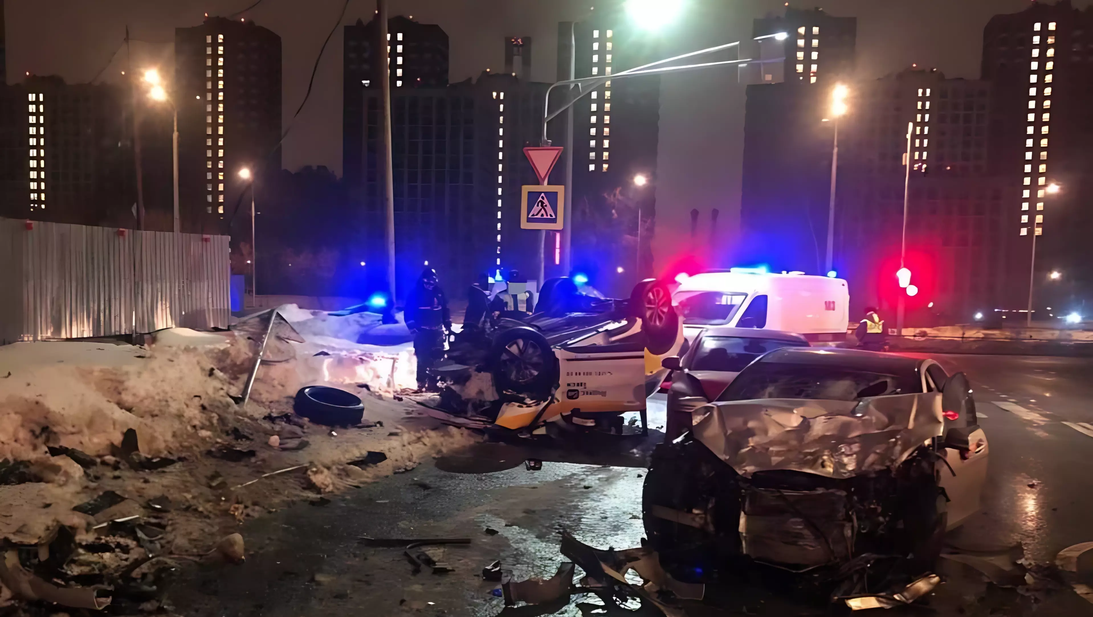 Женщина погибла в ДТП с участием такси в Москве
