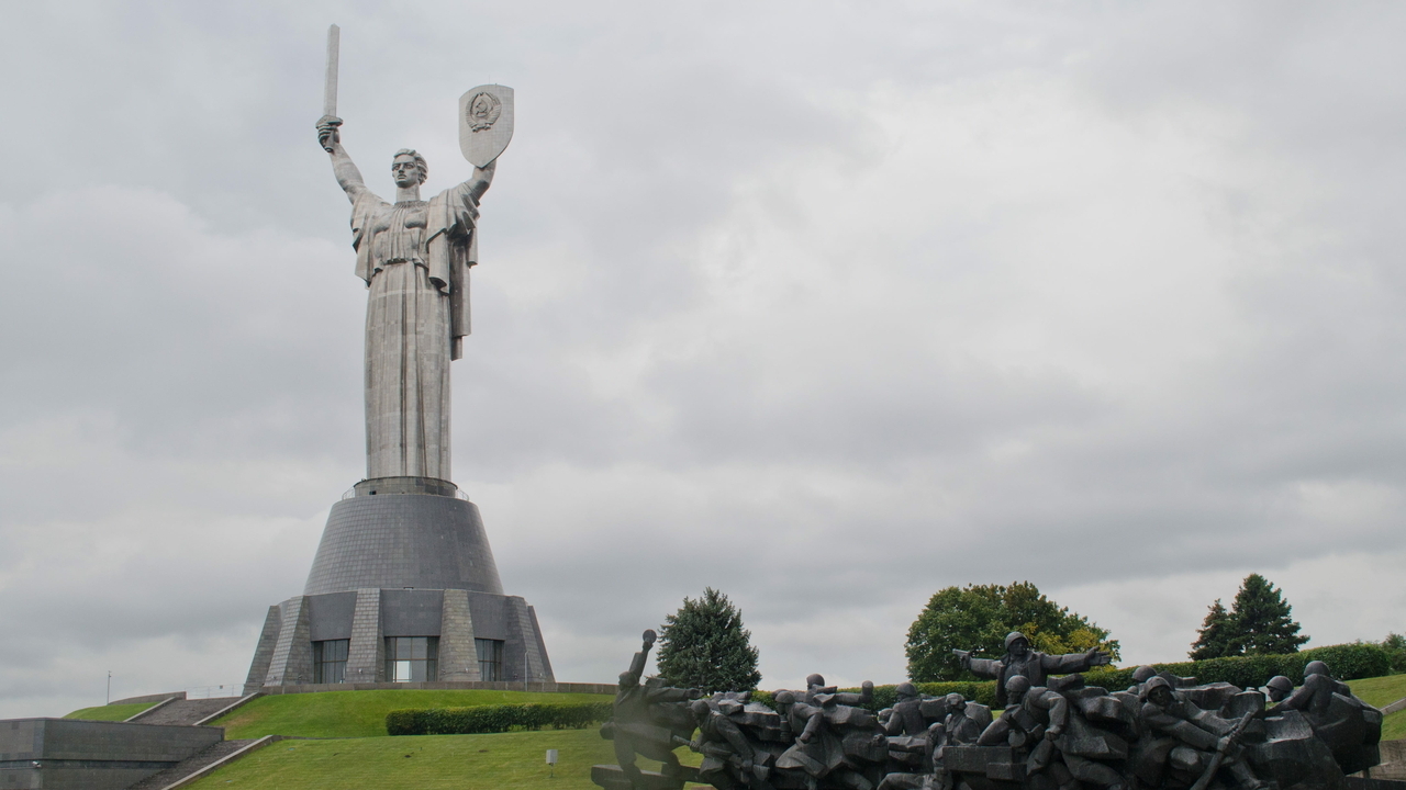 В Киеве на монумент «Родина-мать» вместо герба СССР установили трезубец