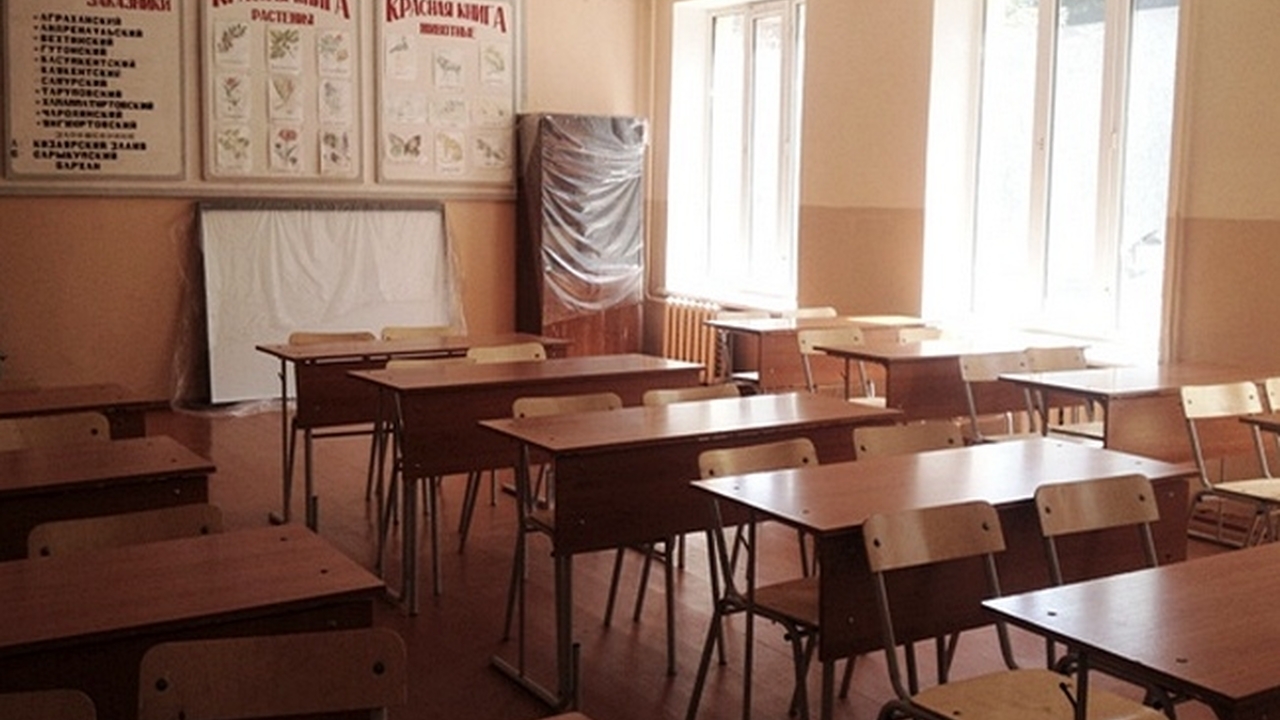 Российские школьники на перемене выбросили одноклассницу в окно