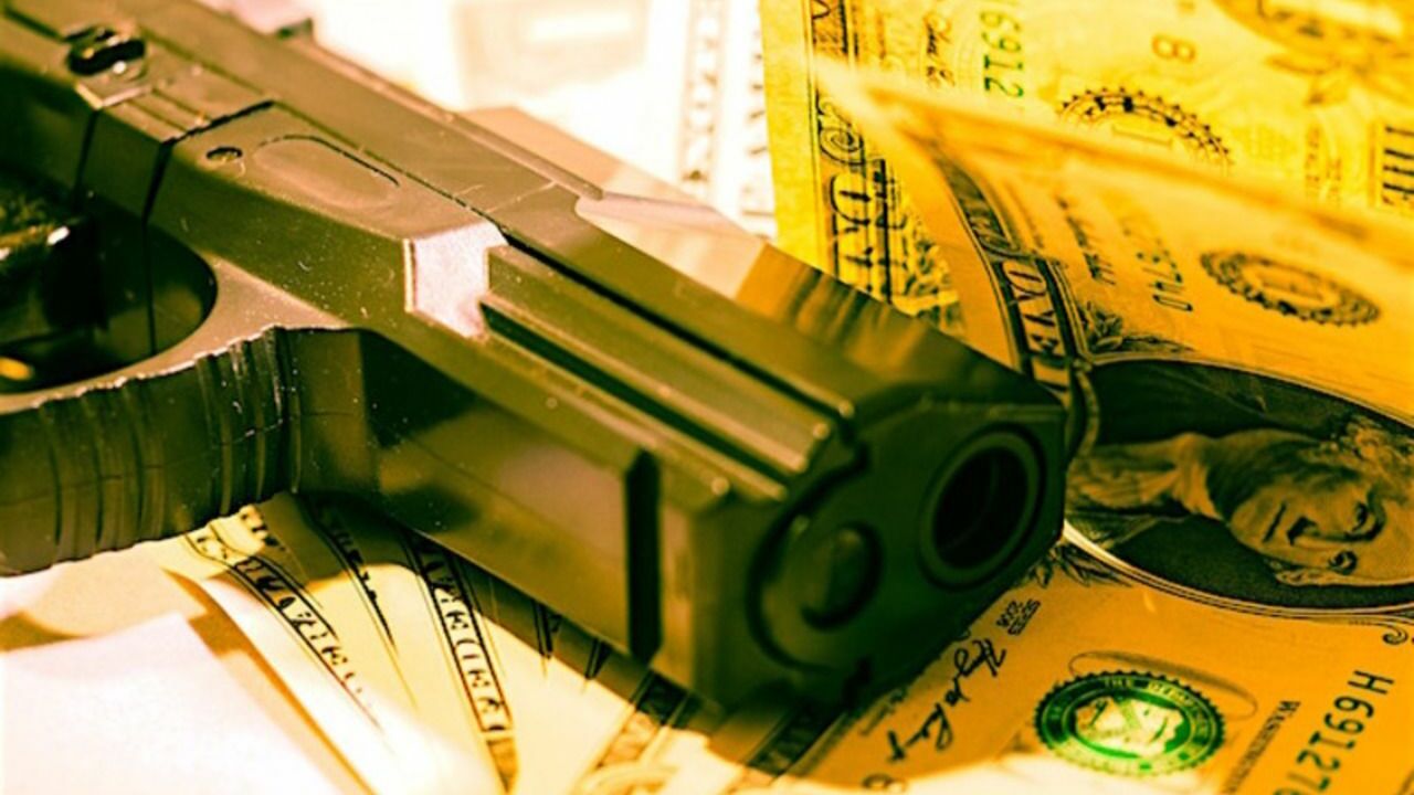 «Сбежал из психушки, взял пистолет и пошел за деньгами»: в Петербурге произошло вооруженное ограбление банка